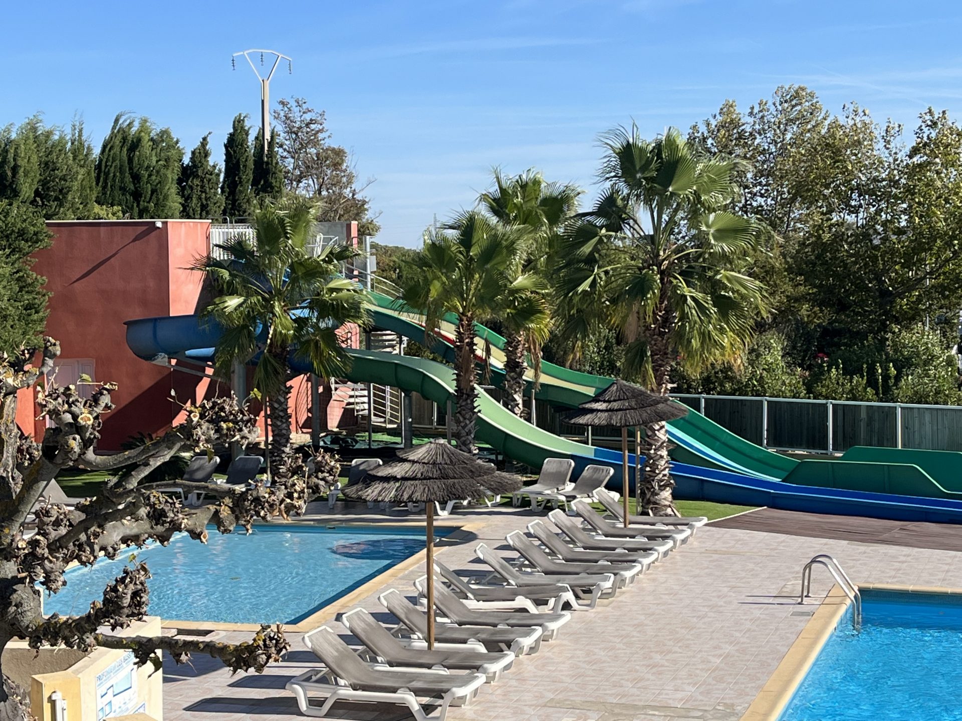 vue d ensemble espace aquatique avec toboggan pataugeoire et bassin de nage - camping piscine arles