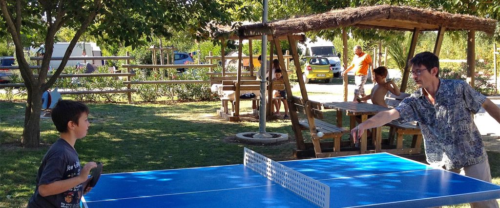 Camping l'Arlesienne - table de ping-pong